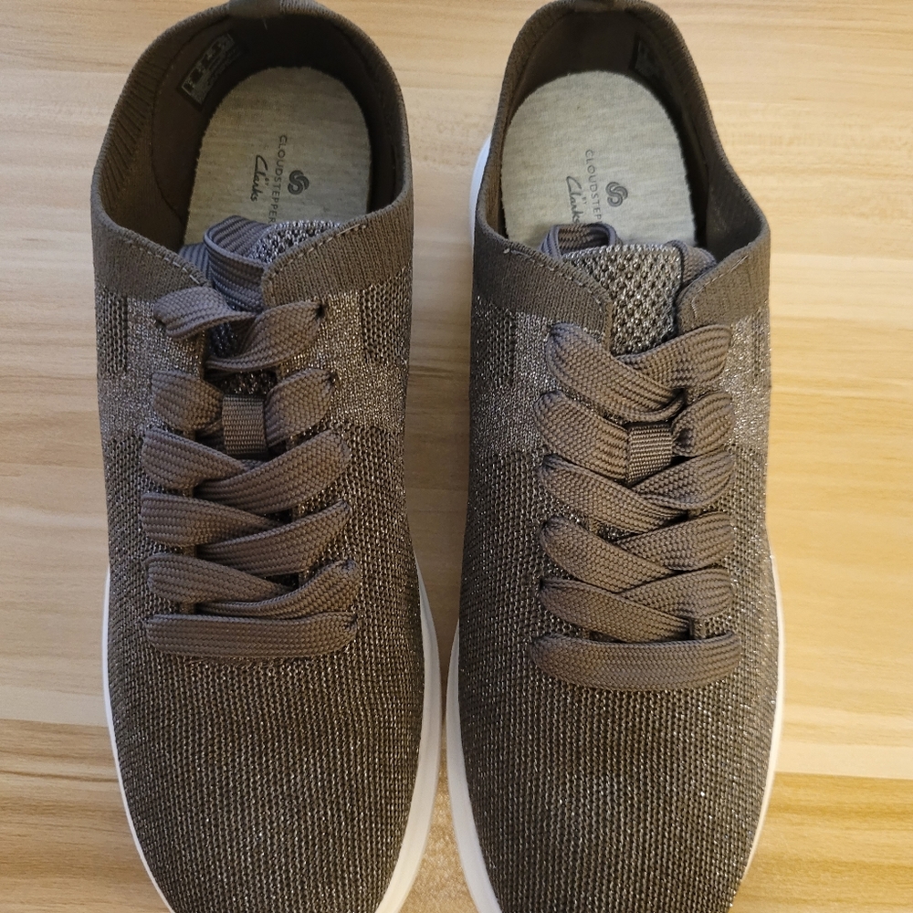 Clarks Cloud Collection Nova Glint in Dark Olive Size 8.5W